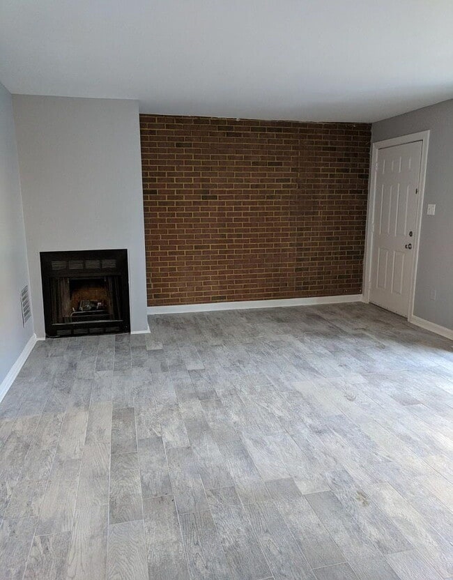 Building Photo - "Charming 2-Bedroom Gem with Granite Count...