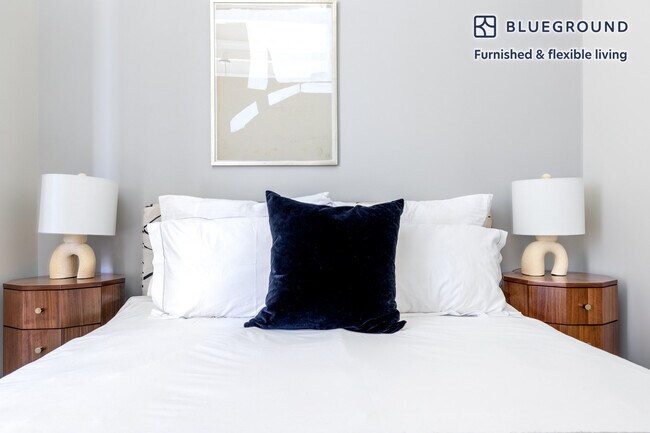 Building Photo - 108 W Chicago Ave