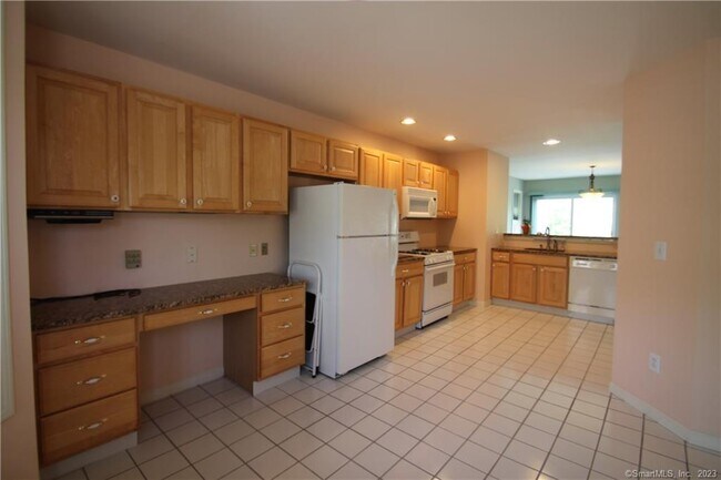 Building Photo - 1001 Cypress Dr