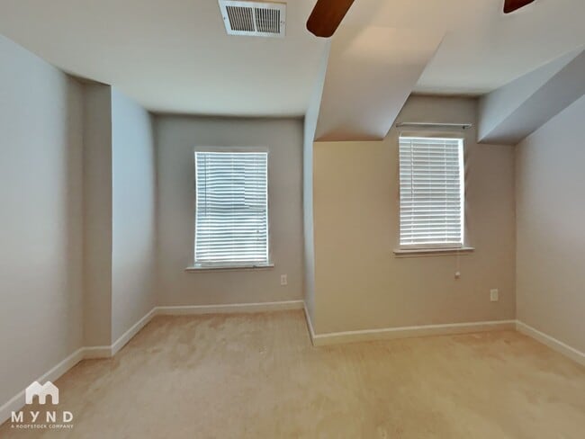 Building Photo - 421 Stowe Rd
