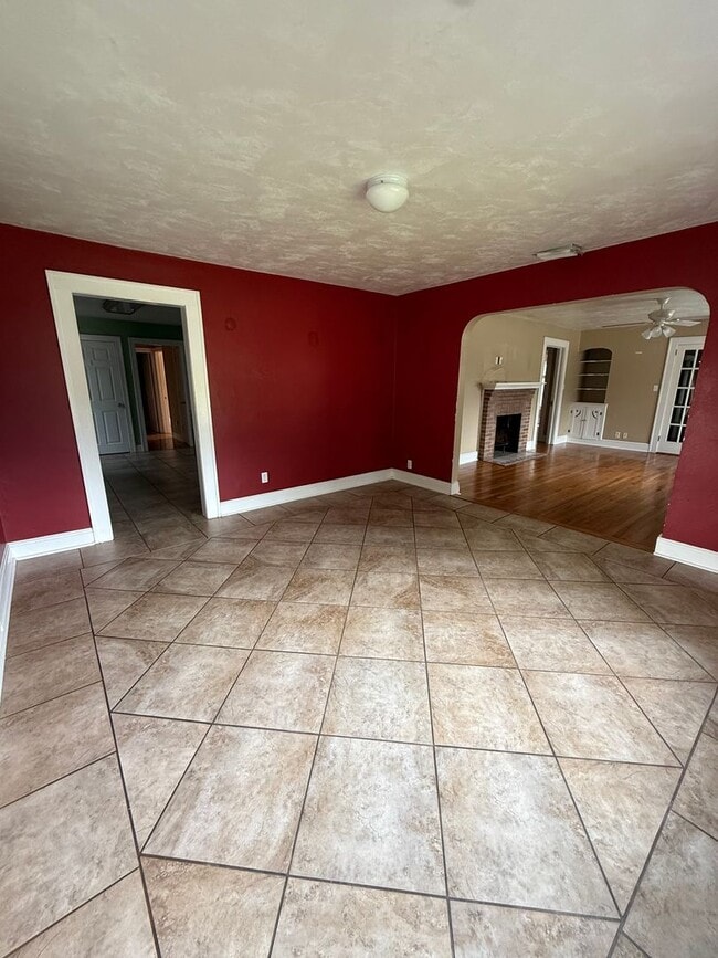 Building Photo - 4/3 House off of Bellevue! Available August 2026!