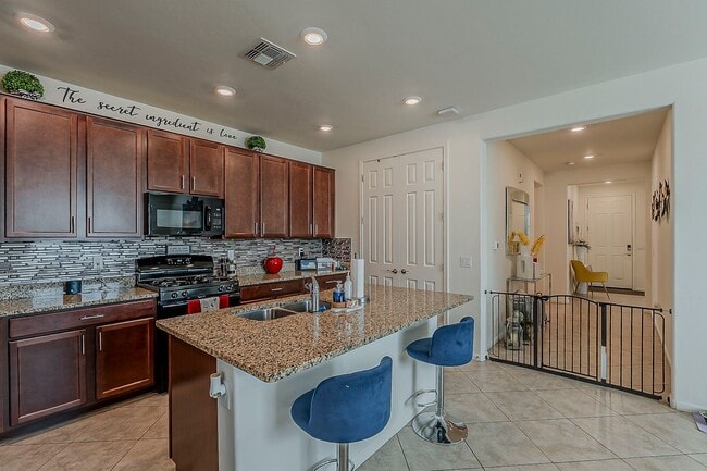 Building Photo - Modern Comfort Meets Smart Living in Vail!