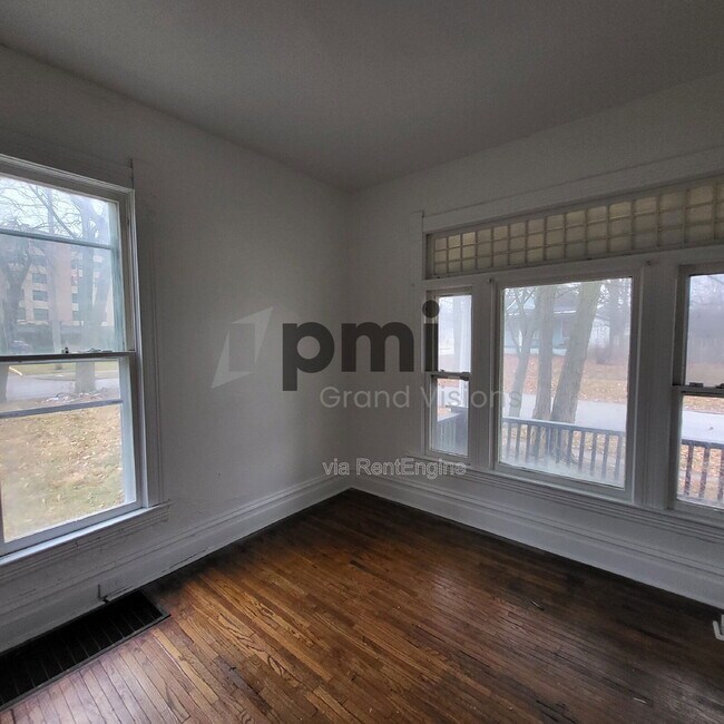 Building Photo - 895 W Leafland Ave