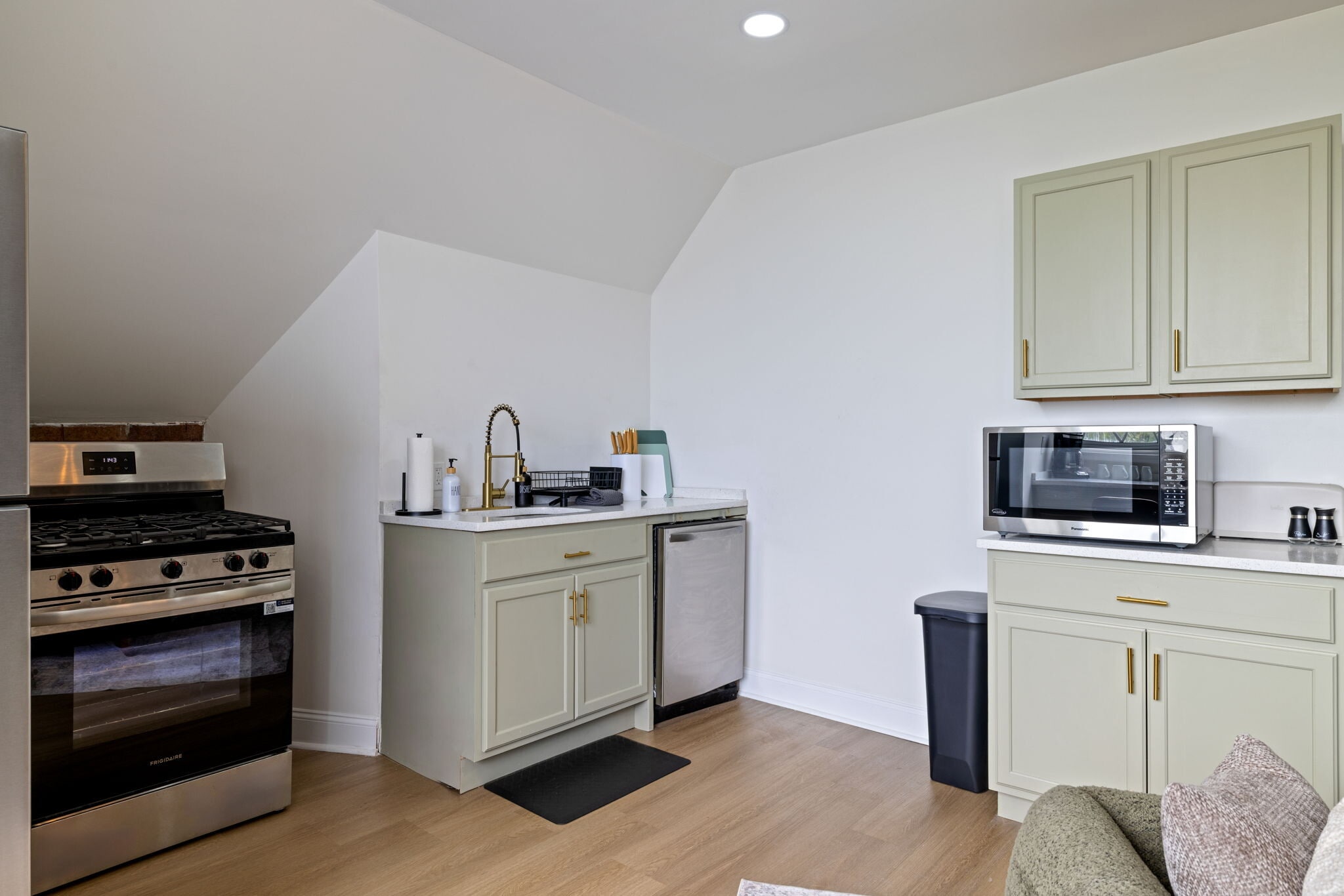 Kitchen Sink and Dishwasher - 845 Chislett St