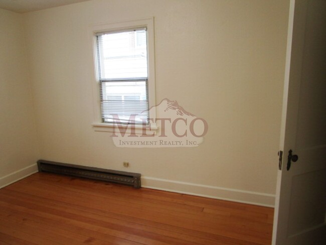 Building Photo - Fantastic 4 bedroom close to U of O