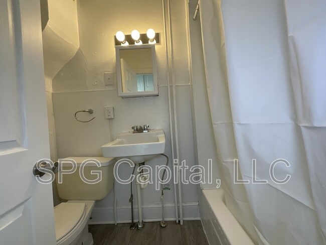 Building Photo - 928 W Princess St