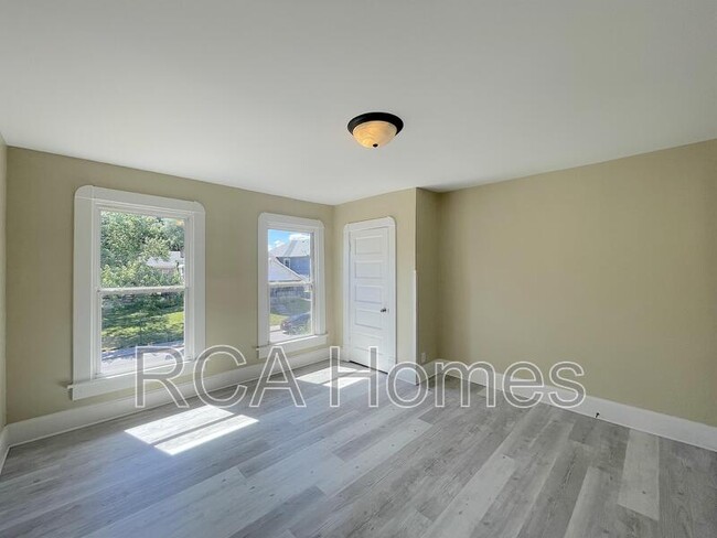 Building Photo - 1555 Barth Ave