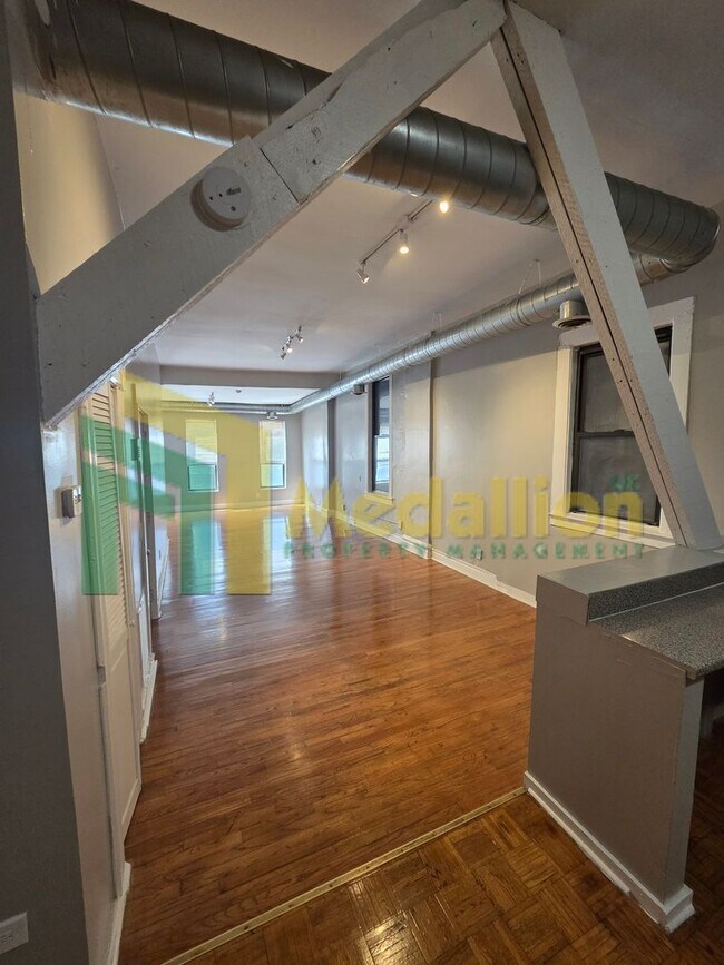 Building Photo - Spacious Studio with Hardwood Floors and Stainless Steel Appliances – Prime Milwaukee Ave Location