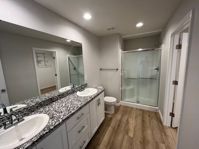 Building Photo - Beautiful Nearly New 3 Bed Home In Willard School District