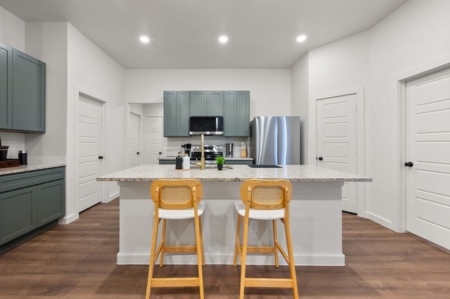 Building Photo - Furnished, Finished, and Ready for YOU!