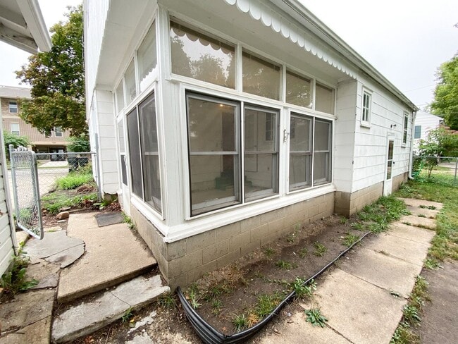 Building Photo - One Plus Bedroom House For Rent!