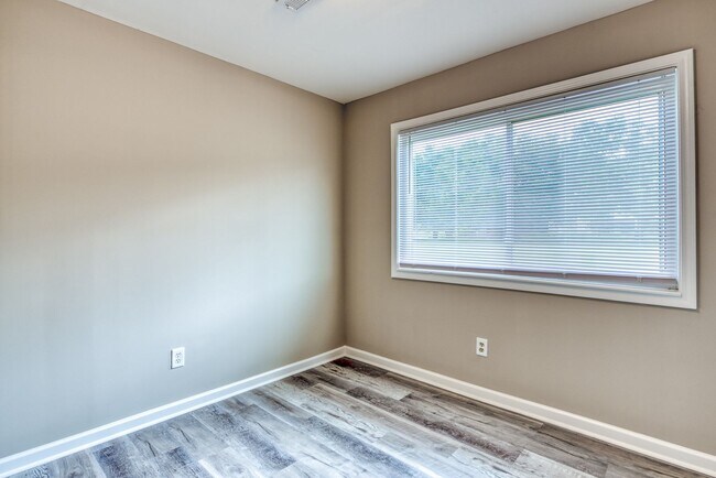 Building Photo - 2 bedroom 1 bath condo - Hampstead
