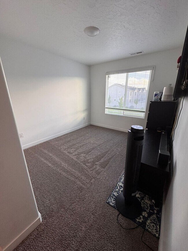 Building Photo - 3 Bedroom/2 Bathroom home in Saratoga Springs