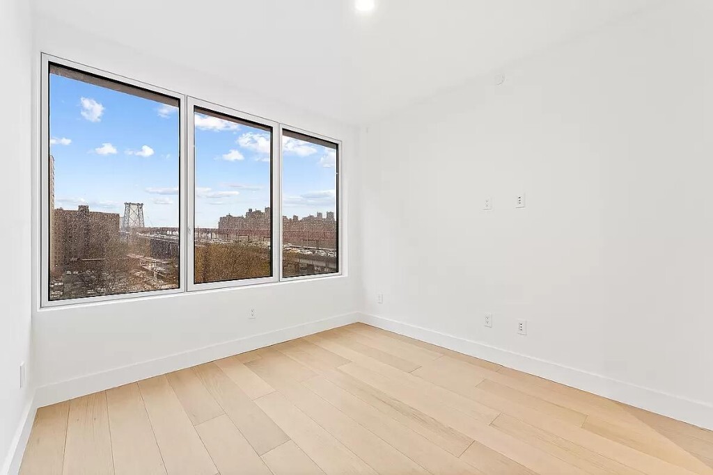 Building Photo - 383 Grand St