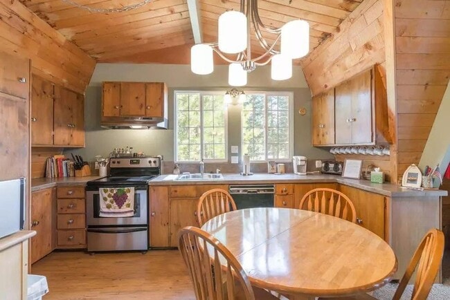 Building Photo - SEASONAL LEASE: "Ski Bird's Paradise"