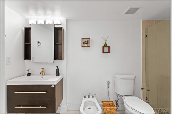 Building Photo - 16051 Blatt Blvd