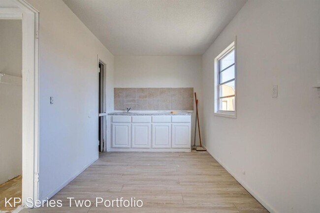 Building Photo - 526 53rd St