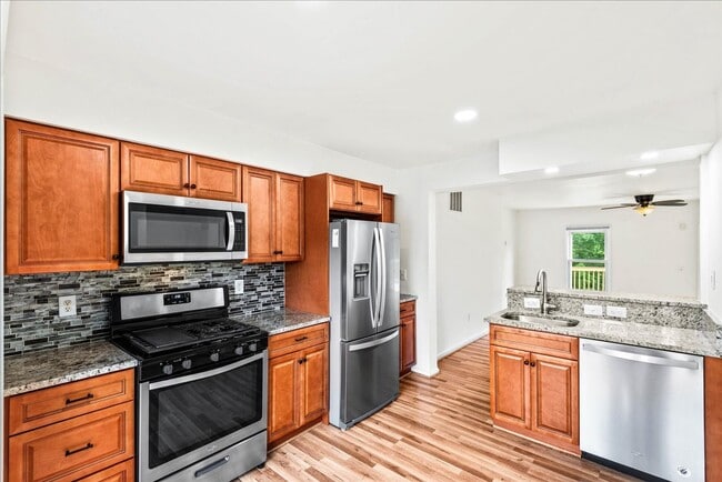 Building Photo - Charming 3-Level Townhome