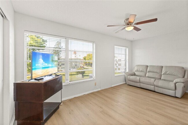 Building Photo - 2428 Columbia Dr