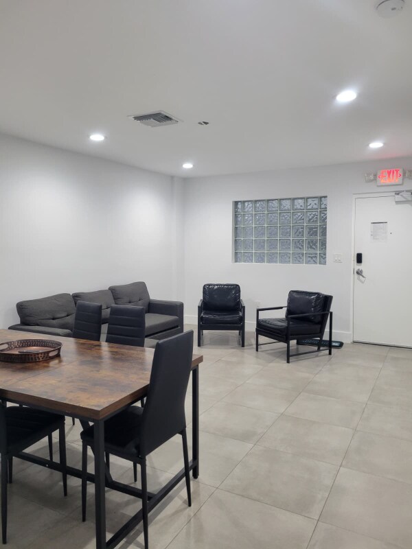 Building Photo - 645 Palmetto Dr
