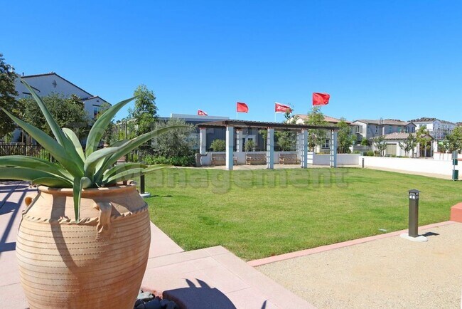 Building Photo - ***Charming 3 bed / 2.5 bath Townhome in O...