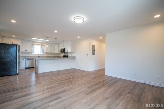 Building Photo - $4900 4BR/2.5BA Ewa Beach Unit - Energy Ef...