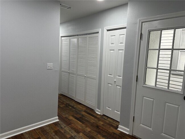 Building Photo - 834 Vallette St