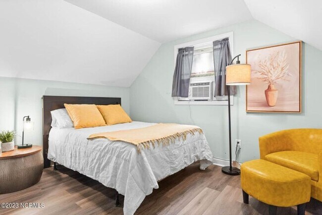 Building Photo - Fully Furnished Single Family Home - Long ...