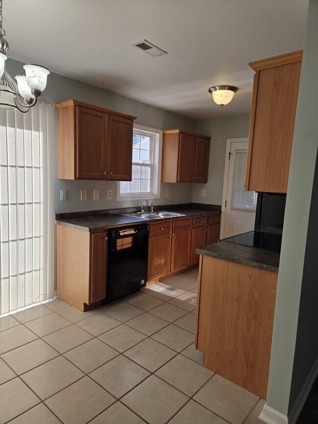 Building Photo - Charming 3 Bedroom/2 Bath