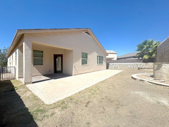 Building Photo - East El Paso 3 bed Refrig A/C