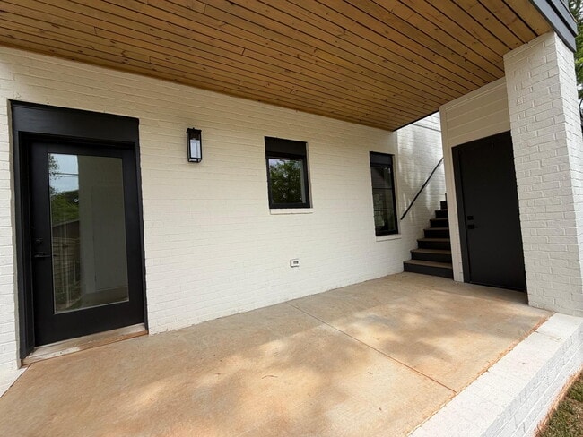 Building Photo - "Spacious and Elegant 4-Bedroom Home on Dover Avenue with 3.5 Baths and Nearly 3000 Sq Ft of Livi...