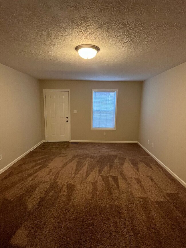 Building Photo - HALF OFF ONE MONTH AT UPPER STONE!
