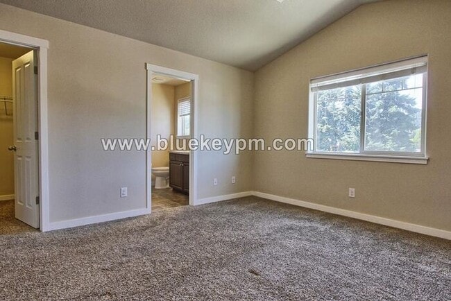 Building Photo - 3 Bed, 2.5 Bath Townhome in Walnut Grove