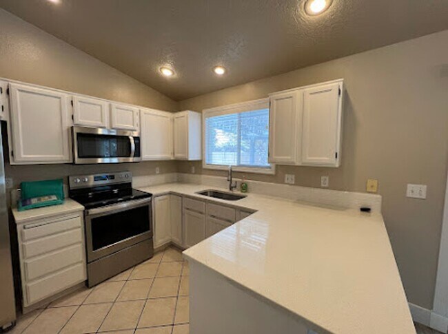 Building Photo - 3 Bedroom 2 Bath Home Close to Micron Available 4/20/26