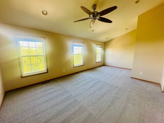 Building Photo - Gorgeous 4 Bedroom/3.5 Bath Luxury Townhom...