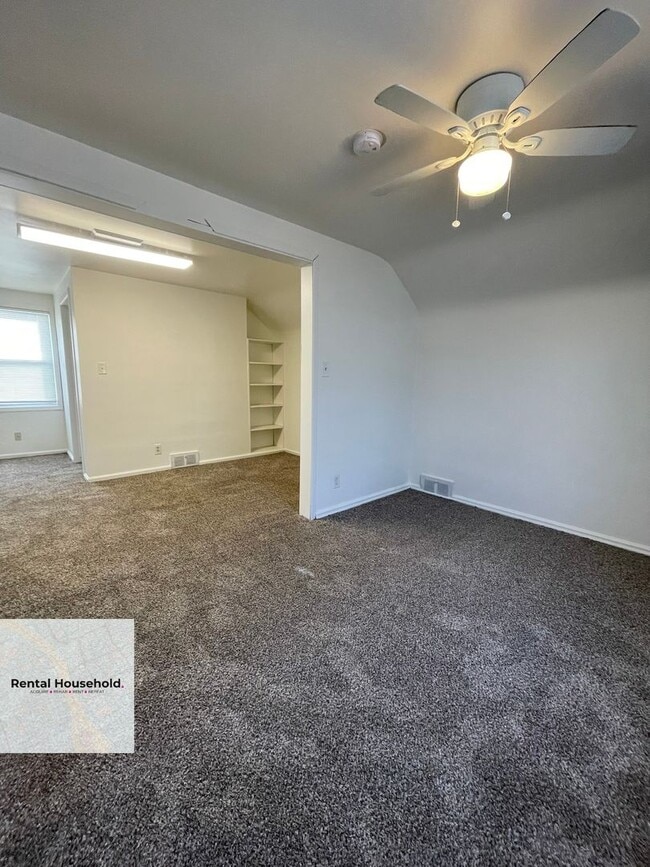 Building Photo - Dream Bungalow Awaits: Space, Style & Serenity!~ $1400