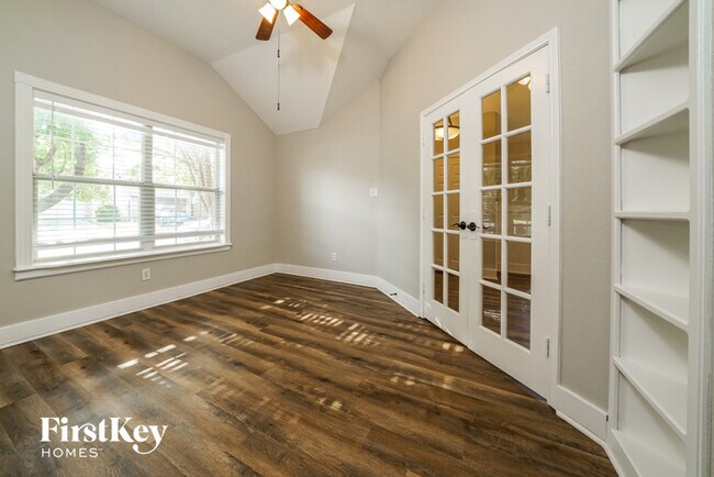 Building Photo - 11921 Hickory Cir