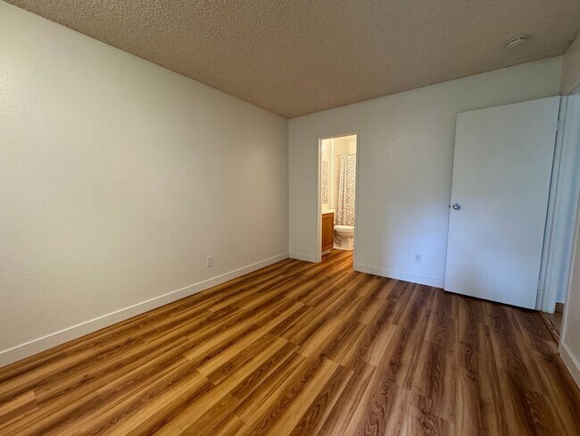 Building Photo - 860 W Moorhead Cir