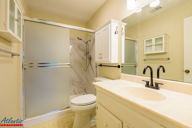 Building Photo - Gorgeous Townhouse | Private Outdoor Space | Central A/C