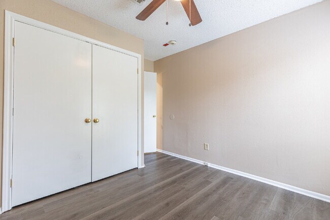 Building Photo - 5814 Pineway St