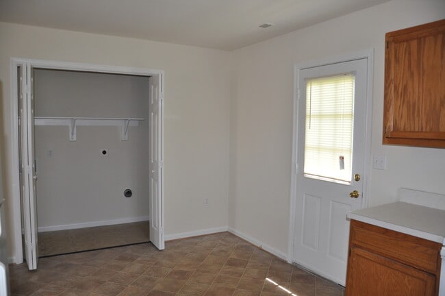 Building Photo - 3 Bedroom/2 Bath Rambler in Culpeper