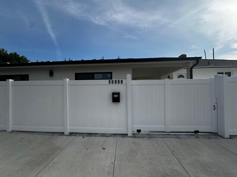 Building Photo - 15950 Cohasset St