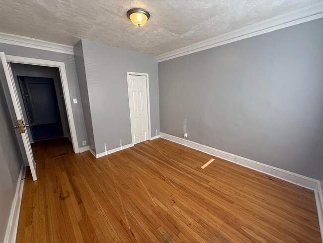 Building Photo - 654 N Lamon Ave