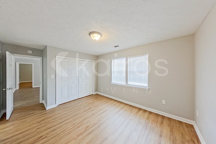 Building Photo - 370 Deer Park Dr