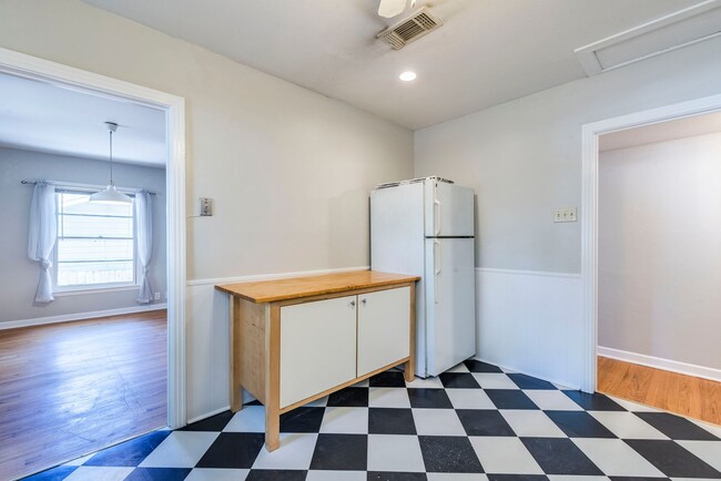 Building Photo - 3302 Hemlock-