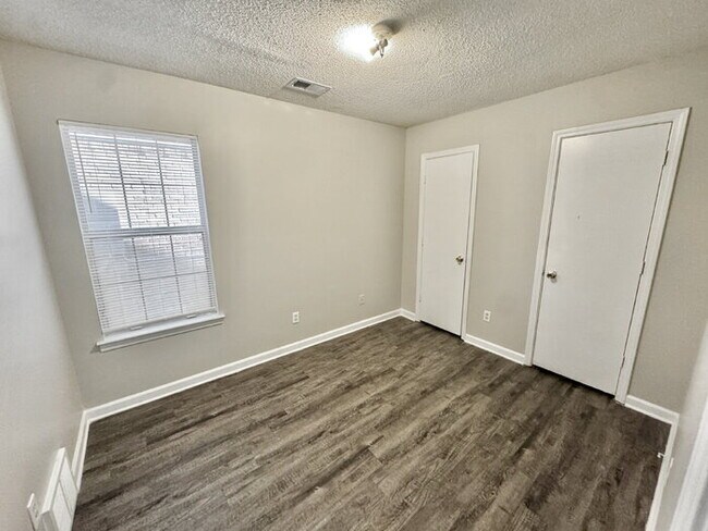 Building Photo - 5528 Ginners Dr