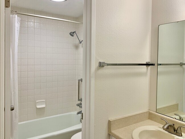 Building Photo - 4860 S Highland Cir