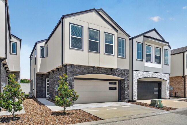 Building Photo - 2909 El Fenice Ln