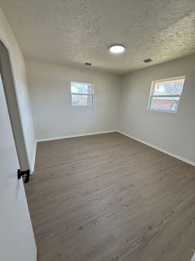 Building Photo - 5 Bedroom Rent to Own Home Available!