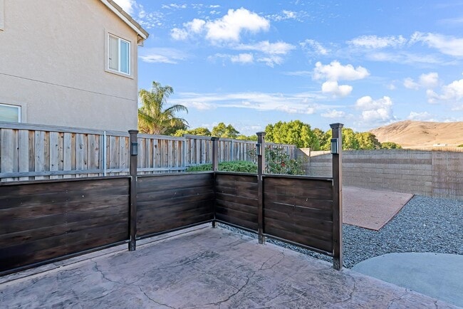 Building Photo - 533 Channel Ct